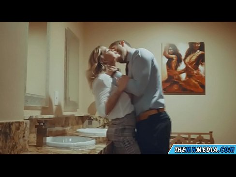 ❤️ Kiam belplena blondulo delogas vin en publika necesejo ☑ Fika video ĉe porno eo.ergoupa.top ﹏